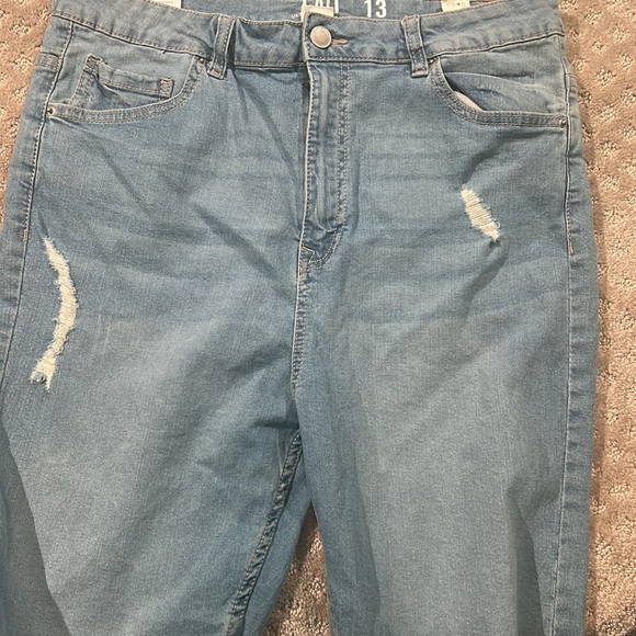 CALI ULTRA HIGH RISE DISTRESSED BERMUDA SHORTS LIGHT - Picture 4 of 4